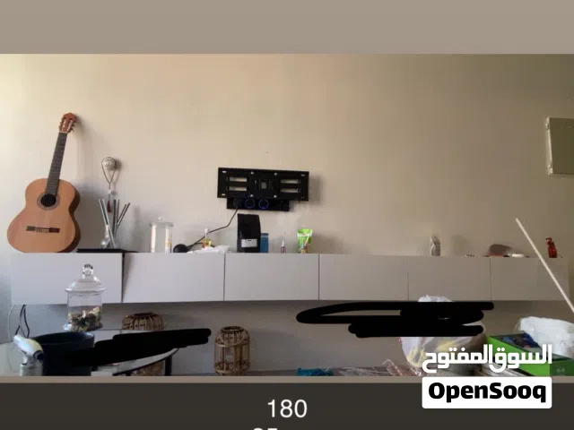 طاوله تلفزيون تتعلق ع الجدار