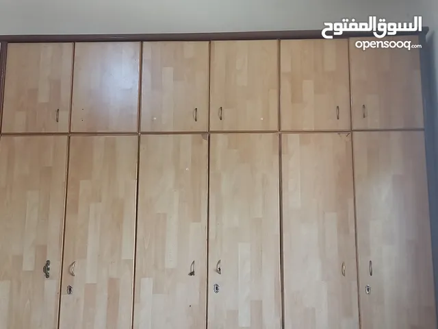 خزانه لاتيه خشب ثقيل للبيع بحالة جيده جدا