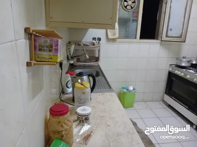 مشاركه سكن شقه غرفه وصاله ومطبخ وحمام واسعين قريبه من جميع الخدمات