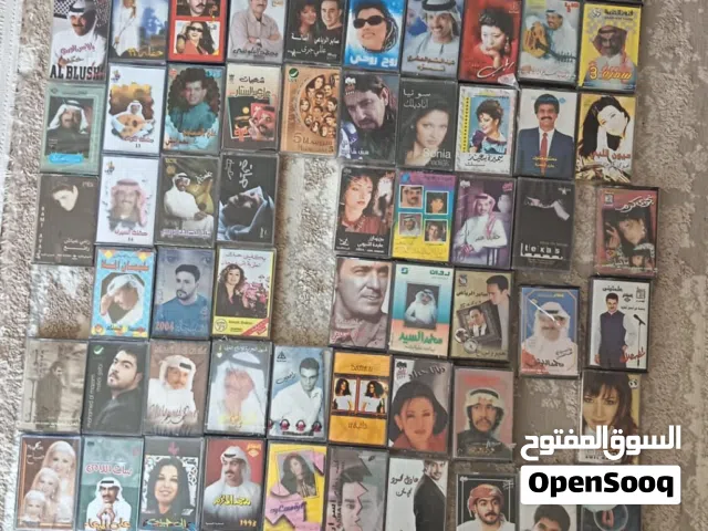أشرطة كاسيت لمغننين عرب وخليجيين وعمانيين