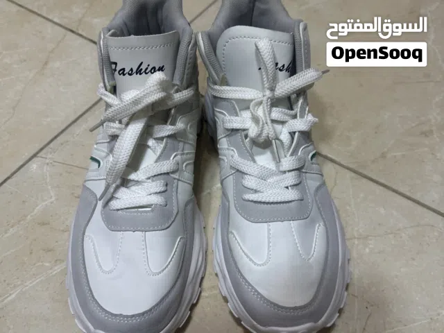 بوت لون ابيض وخطوط خضراء قبه عاليه