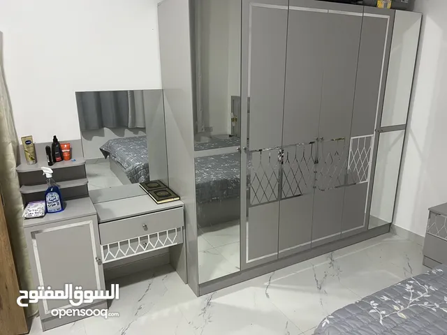 للبيع غرفة نوم رئيسية، غرفة أطفال، وأجهزة كهربائية بحالة ممتازة