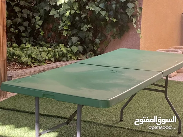 طاولة بحالة ممتازة مرتين x متر بس بدها تنظيف مع رف لون بني هدية بس ب15 دنانير، ومبروك لصاحب النصيب