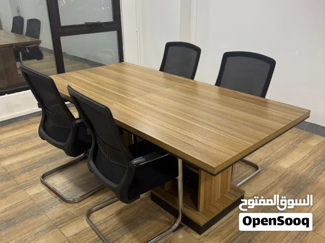 للبيع مكيف سقف 2 طن استخدام اقل من سنة سليم بالكامل وللبيع طاولة اجتماعات مع 4 كراسي بحالتها الجديدة