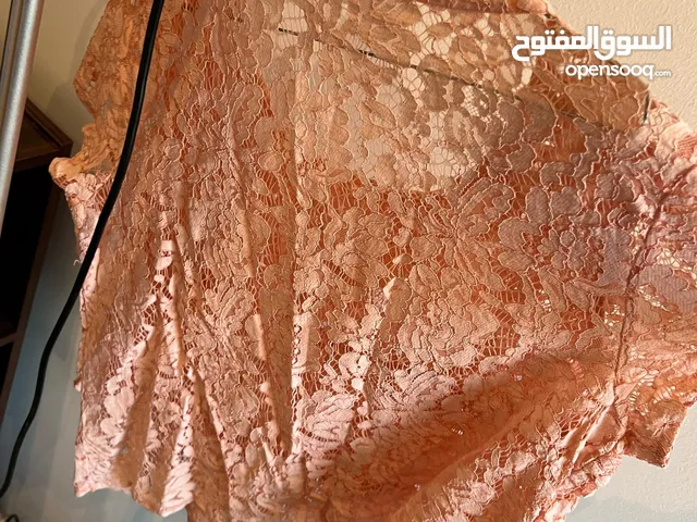 **بلوزة نسائية مميزة!** بلوزة مستعملة بحالة ممتازة، فقط