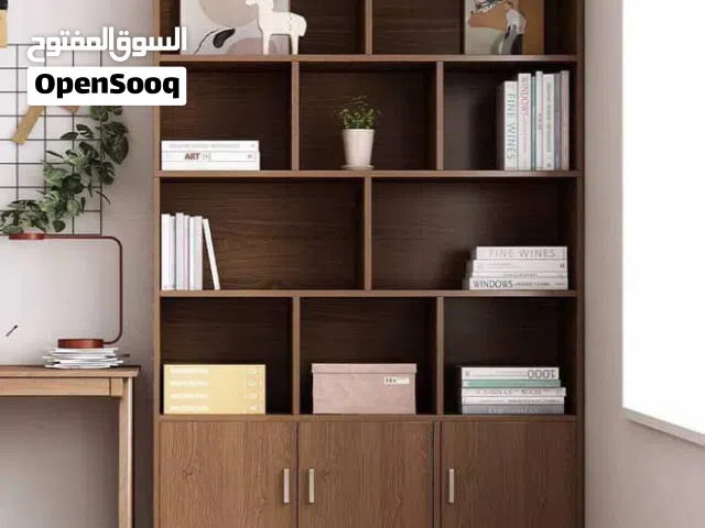 مكتبة خشب مقسمة تحتوي دولاب من 3 ابواب
