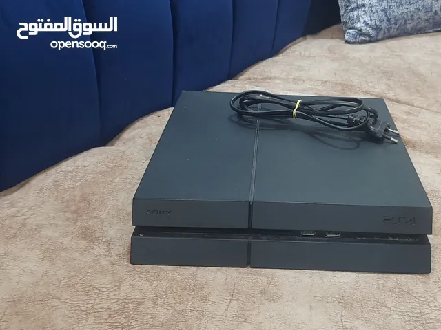 للبيع بلايستيشن 4 بحالة ممتازة جدا بدون قير