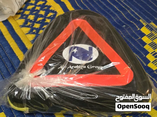 كيبل شحن بطاريه السيارة وقفازات وحزم قلص السيارة وليت انارة يضع ع راس وشنطة متكلمه جديد