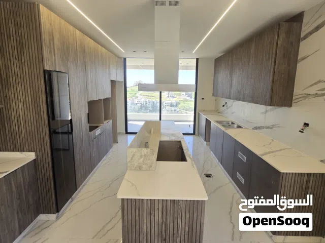 اخر شقة طابق اول مساحة 210 م الحويطي خلف المدارس العالمية