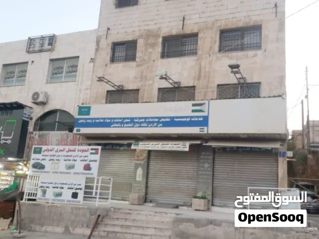 مجمع تجاري على الشارع الرئيسي قرب دوار الجمرك للبيع فارغا من المالك