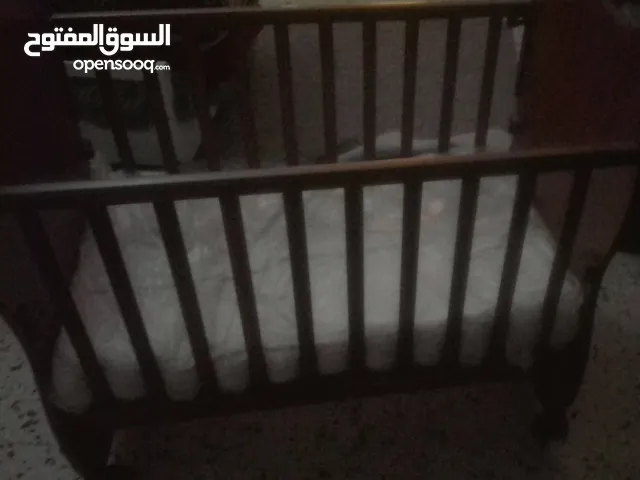 سرير اطفال يمشي حتي عمر سنة ونصف قاعد شبه جديد ولوح متين