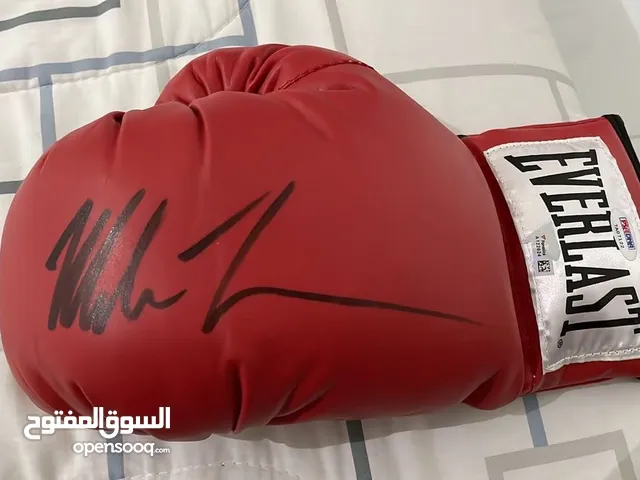 Mike tyson signed boxing glove قفاز موقع من قبل الملاكم الشهير مايك تايسون