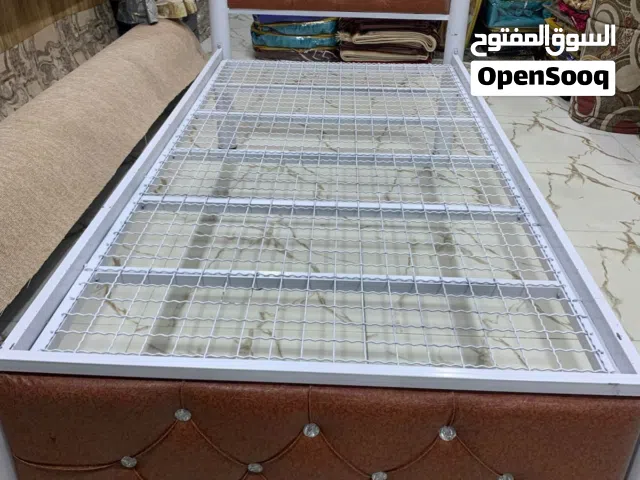 سرير حديد.