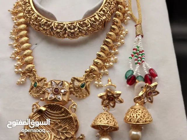 إكسسوارات نسائية (طقم نسائي فاخر بلون ذهبي ثابت و جودة عالية من ماركة A&h مكون من عقد و أقراط و سوار