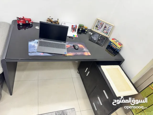 للبيع مكتب شبه جديد