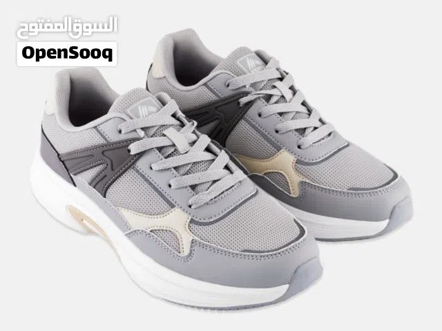 أحذية رياضية