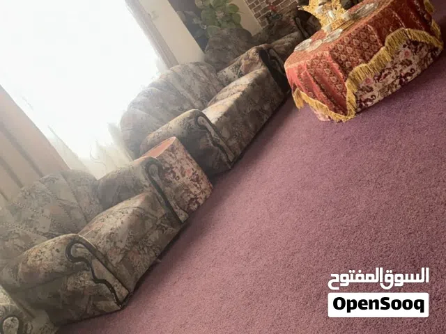 طقم كنب 16مقعد بحالة ممتازة مع 6 طاولات