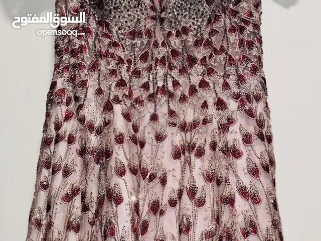 فستان طويل بلون عنابي يسرق الأنظار بأناقته وجماله. مثالي للسهرات والمناسبات الخاصه