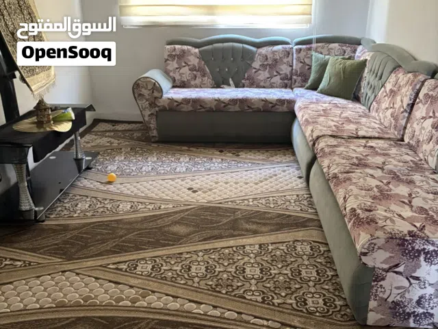 كنب مع سجاد مع برداي. مع طاولة