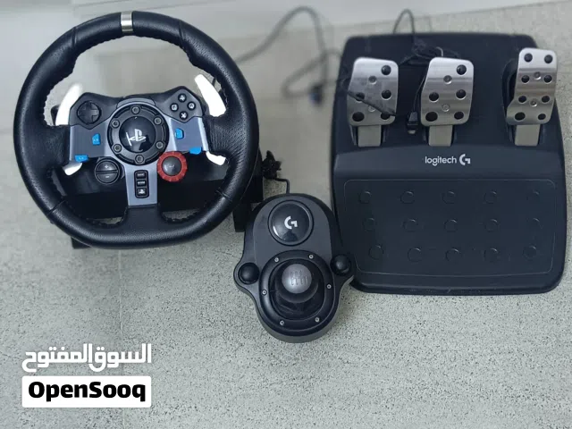كمبيوتر وشاشة ودركسيون وميز