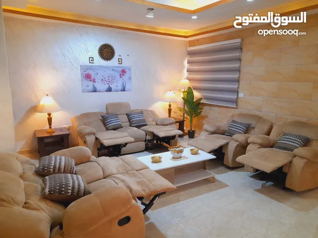 طقم كنب ريكلاينر 7 مقاعد مستورد بمواصفات عاليه الجوده وبحاله ممتازة قمه بالروعه والفخامه والراحه