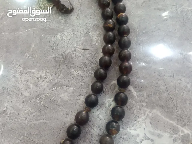 السلام عليكم مسبحه كهرمان قديم انتيك بسموها الجده لأنه قديمه قطعه فنيه جميله للباحثين عن التميز