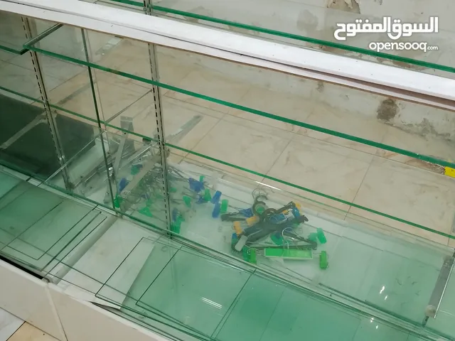 طاولات قزاز مع رفوف على الجانبين