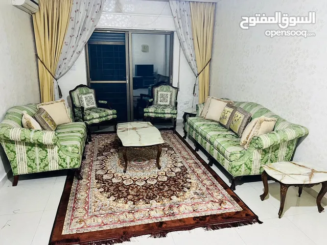 شقة أرضيةً مؤثثة بالكامل مع ترأس وحديقة مقابل سور الجامعة الأردنية الخلفي