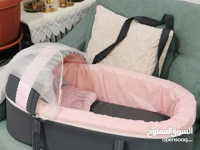 سرير اسفنجي لطفل حديث الولادة كالجديد و عربانة لعبة