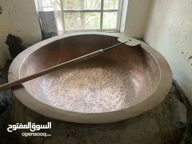 مرجل حلوى كبير مع بسطام