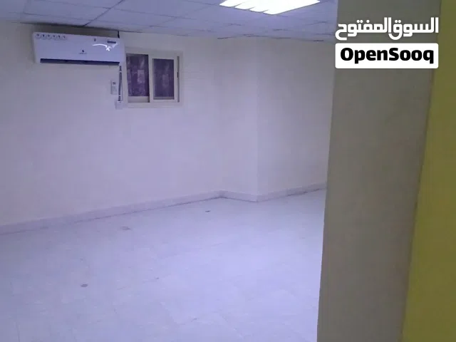للايجار ستوديو واسع مع موزع ومطبخ وحمام  _في العين القطارة مقابل ستاد القطارة