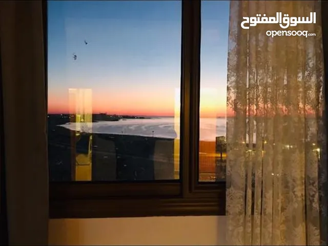 شقة مطلة على البحر في سنتر طرابلس بسعر كزيوني