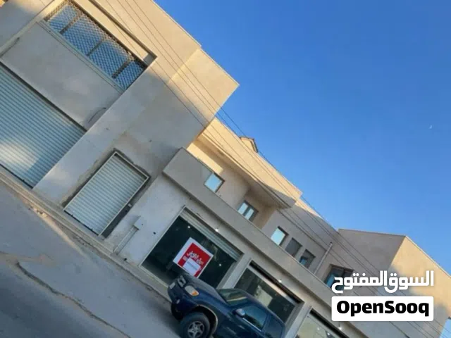 مبنى تجاري للايجار ف السراج الرئيسي بجانب اديداس للتواصل تلاته ادوار مكاتب دورات مياه صالات