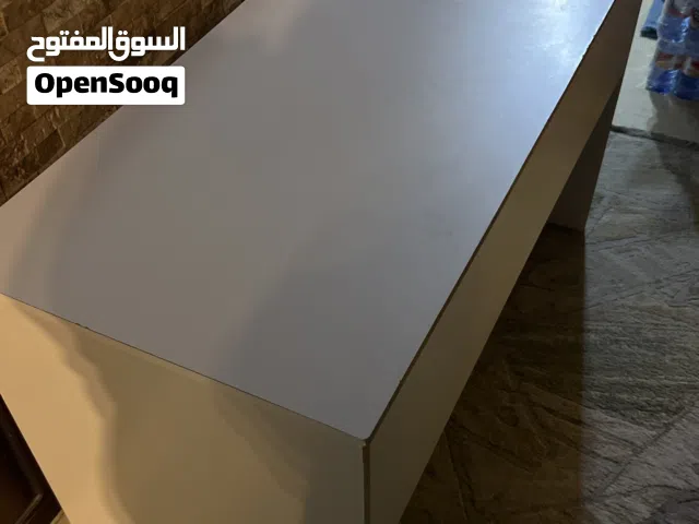 طاولة مكتب استعمال شهر