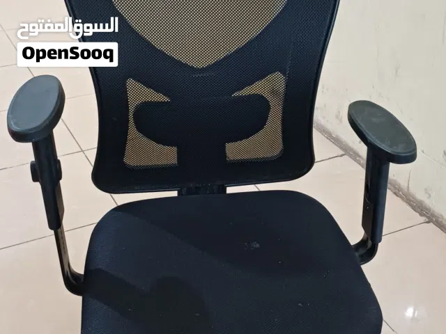 كرسي مكتب أسود متحرك و دوار و بظهر متحرك مريح