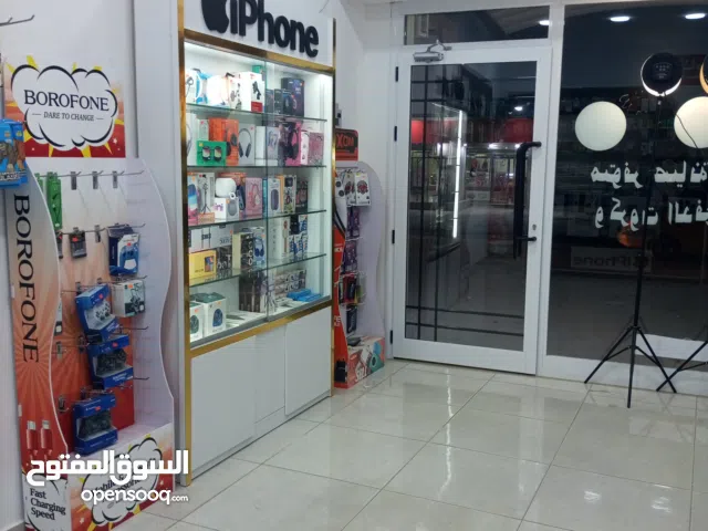 بضاعة محل نقالات للبيع