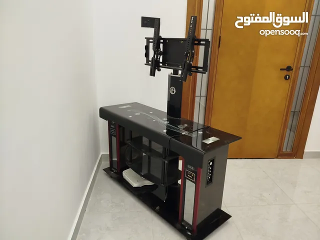 طاولة تلفزيون معلق او عادي بالسبيكرات