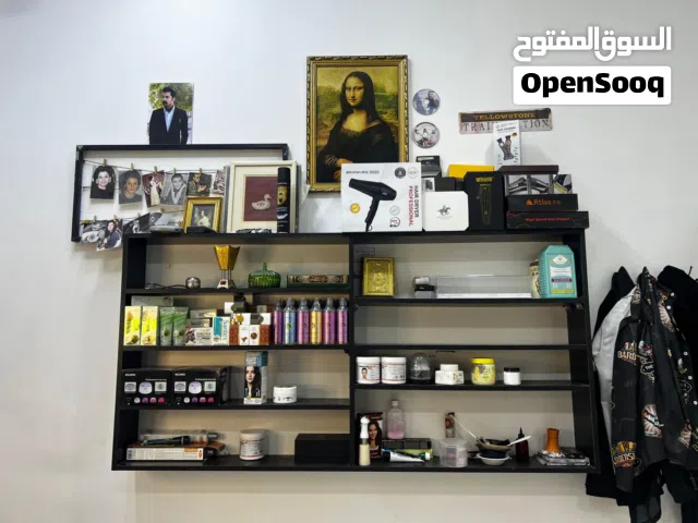 للراغبين بتجهيز محل حلاقة بأفضل سعر وأقل جهد، ديكور نظيف ومرتب للبيع، يحتوي على: • 3 مرايا بتصميم عص