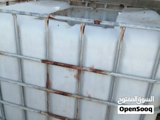 خزانات ماء شغل بناء او لشرب الاغنام عدد 6خزانات متر وأكثرعليهن شبك تيوبات حديد عالداير