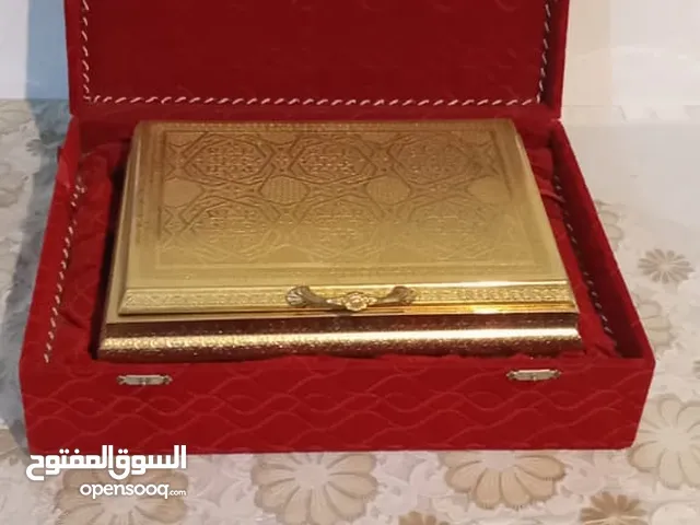 صندوق قرآن.... مصنوع من الخشب ومغلف بالمخمل الأحمر... وبداخله بيت للقرآن مصنوع من النحاس المزخرف