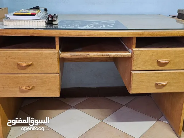 مكتب خشب بمكتبة