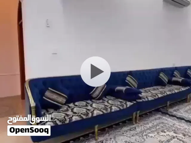 كنب للبيع مع الستاره  مع السجاد مع طاوله رخام مطلوب 3500 قابل للتفاوض