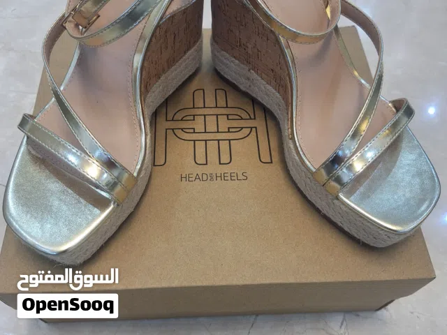 كعب عالي لون بيج