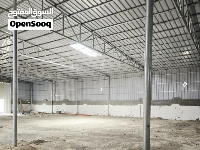1000 متر مربع صناعي مع دكانين كبار مع سكن للعمال مع مستودع مغلق مع جميع الخدمات للبيع مصنعة الصناعية