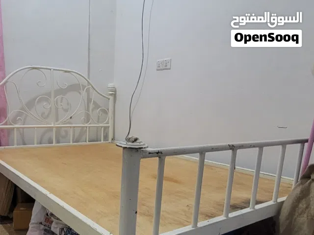 سرير حديد مع الخشبه