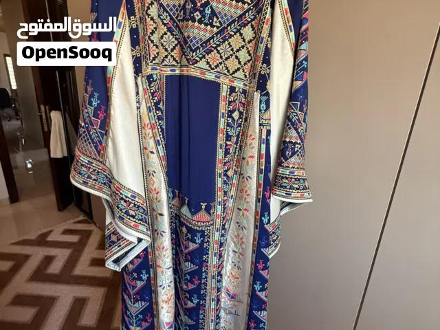 ثوب (مدرقة) بتطريز كثيف و متقن يدمج بين الالوان الزاهية و الخلفية الكحلية الساحرة