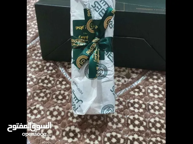 عطر رسيس جديد لم يستخدم بكرتونه وقرطيسه العطر يستاهل