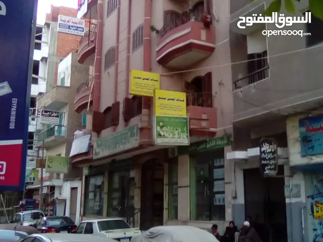 شقتين للبيع امام مستشفى الطوارئ وبجوار مستشفي العام+حصه في محلات وسطح ومخازن