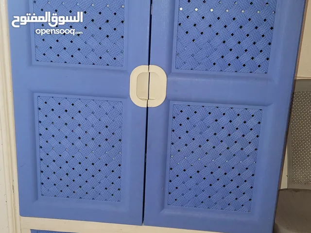 خزانة أطفال ملابس بحالة جيدة