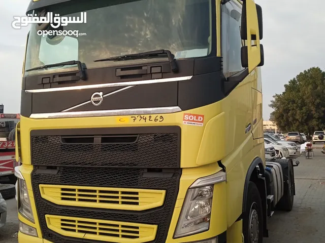 Tractor Unit Volvo 2015 in Dubai